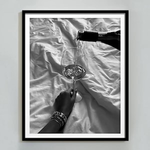 ベッドでワインを飲む女性のプリント、高級ファッションポスター、白黒、バーカートの壁アート、HypeBeast 印刷可能な壁アート、デジタルダウンロード