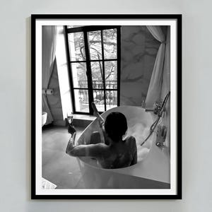 バスタブでワインを飲む女性のプリント、白黒、バーカートのポスター、印刷可能な Hypebeast ウォールアート、女の子のバスルームの装飾、デジタルダウンロード