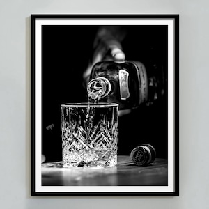 Whisky Poster, schwarz und weiß, Bar Warenkorb Print, Cocktail Wandkunst, Vintage Bar Dekor, Alkohol Poster, druckbare Wandkunst, englisches Pub Dekor