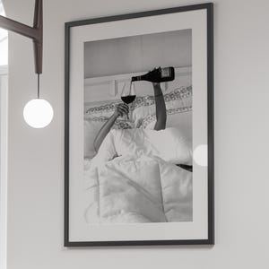 Kobieta pijąca wino w łóżku Wydruk, plakat feministyczny, czarno-biały, wydruk wózka barowego, sztuka ścienna z alkoholem, wystrój pokoju Hypebeast, pobieranie cyfrowe