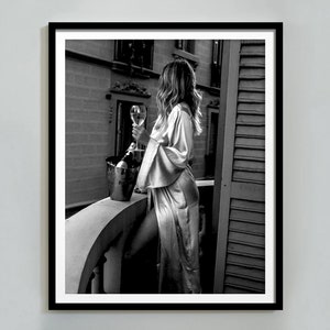 パリでワインを飲む女性のプリント、フェミニストのポスター、白黒、バーカートのプリント、十代の女の子の壁アート、アルコールポスター、デジタルダウンロード
