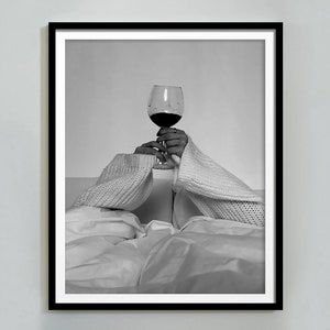 ベッドでワインを飲む女性のプリント、フェミニストのポスター、白黒、アルコール ウォール アート、バー カートのプリント、HypeBeast の部屋の装飾、デジタル ダウンロード