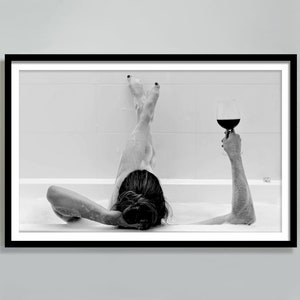 バスタブでワインを飲む女性のプリント、フェミニストポスター、白黒、バスルームの壁アート、バープリント、女の子のバスルームの装飾、デジタルダウンロード