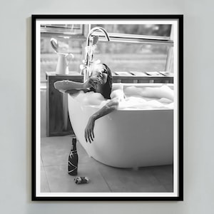 バスタブで喫煙する女性のプリント、バーカートのポスター、白黒、バスルームの壁アート、フェミニストのポスター、女の子のバスルームの装飾、デジタルダウンロード