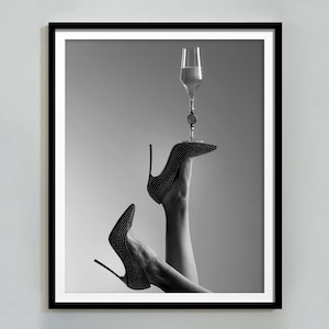 ハイヒールにワインを注いだプリント、白黒、フェミニストのポスター、バーカートの壁アート、十代の女の子の寝室の装飾、デジタルダウンロード、ヴィンテージバープリント