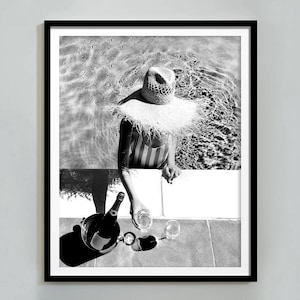 Kobieta Pijąca Wino w Basenie Wydruk, Letni Plakat, Czarno-Biała Sztuka Ścienna, Wydruki Na Wózek Barowy, Wystrój Pokoju Dziewczyny Nastolatek, Pobieranie Cyfrowe
