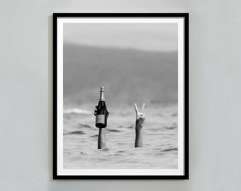 Poster „Frau mit Wein am Strand“, Wandbild im Barwagen-Stil, Kunstdruck im Stil des alten Geldes, Luxusfotografie, Deko für trendige Räume, Digitaler Download