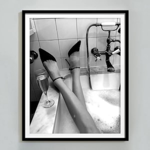 バスタブでワインを飲む女性のプリント、バスルームのポスター、バーカートの壁アート、白黒、印刷可能なバスルームの壁アート、女の子のバスルームの装飾