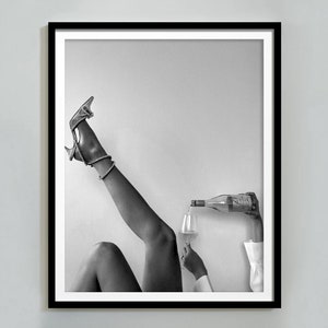 ハイヒールの女性ワインプリント、白黒、バーカートの壁アート、ファインアートプリント、十代の女の子の部屋の装飾、デジタルダウンロード、ヴィンテージバープリント