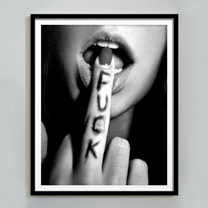 Impronta del dito medio femminista: poster "Fuck", arte murale in bianco e nero (download digitale)