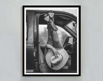 Stampa di una cowgirl in auto, arte murale western in bianco e nero, poster di soldi antichi, arte murale di una cowgirl, arredamento elegante per la casa, download digitale, poster Y2k