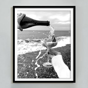 Frau trinkt Cocktail am Strand Poster, Barwagen Poster, schwarz und weiß, Alkohol Wandkunst, Küche & Hypebeast Room Decor, digitaler Download