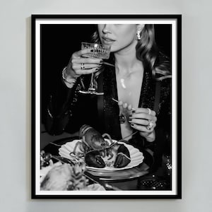 Vrouw drinken martini poster, barwagen print, zwart-wit, cocktail muurkunst, digitale download, Hypebeast room decor, keuken muurkunst, zwart-wit