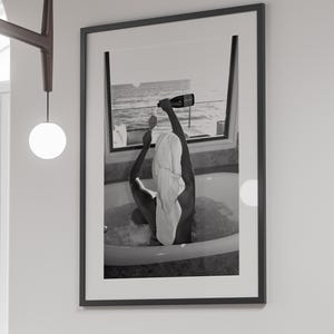 Kobieta Pijąca Wino w Wannie Wydruk, Bar Cart Wall Art, Czarno-biały, Wystrój Łazienki Dziewczynki, Plakat Feministyczny, Pobieranie Cyfrowe, Wystrój Y2k