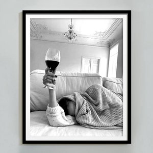 ベッドでワインを飲む女性のプリント、バーカートの壁アート、白黒、アルコールポスター、十代の女の子の部屋の装飾、寝室の壁アート、フェミニストプリント