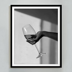 ワイングラスを持つ女性のポスター、バーカートのプリント、白黒、アルコールの壁アート、HypeBeast の部屋の装飾、デジタルダウンロード、イギリスのパブの装飾