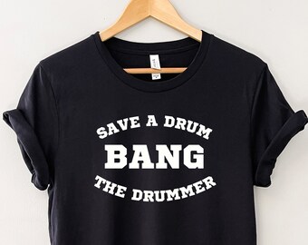 Puede incluir: Camiseta negra con texto blanco que dice "Save a Drum Bang The Drummer".