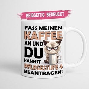 Könnte beinhalten: Weiße Keramik-Kaffeetasse mit einer Illustration eines mürrischen Katers und dem Text "Fass meinen Kaffee an und du kannst Pflegestufe 4 beantragen!" Der Text ist schwarz und die Tasse ist beidseitig bedruckt.
