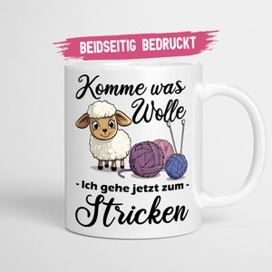 Könnte beinhalten: Weiße Keramiktasse mit einem Comic-Schaf, Wollknäuel und Stricknadeln. Der Text lautet "Komme was Wolle - Ich gehe jetzt zum - Stricken" und "BEIDSEITIG BEDRUCKT".