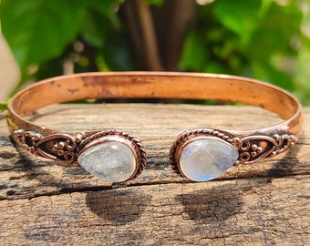 Brazalete de cobre con piedra lunar hecho a mano: joyería con piedras preciosas ajustable