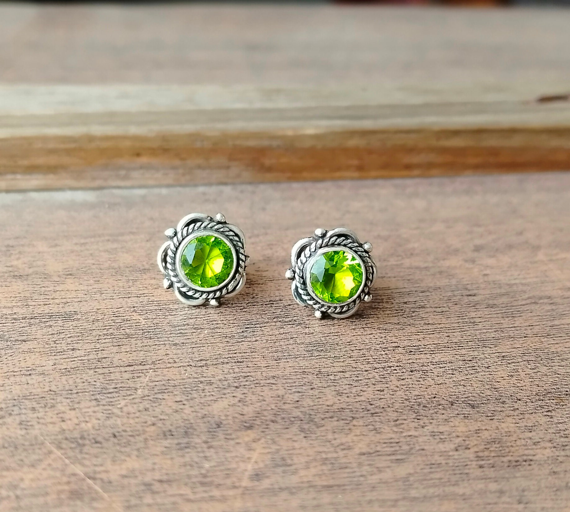 Orecchini in argento sterling con peridoto fatti a mano: gioielli artigianali tribali - Italia