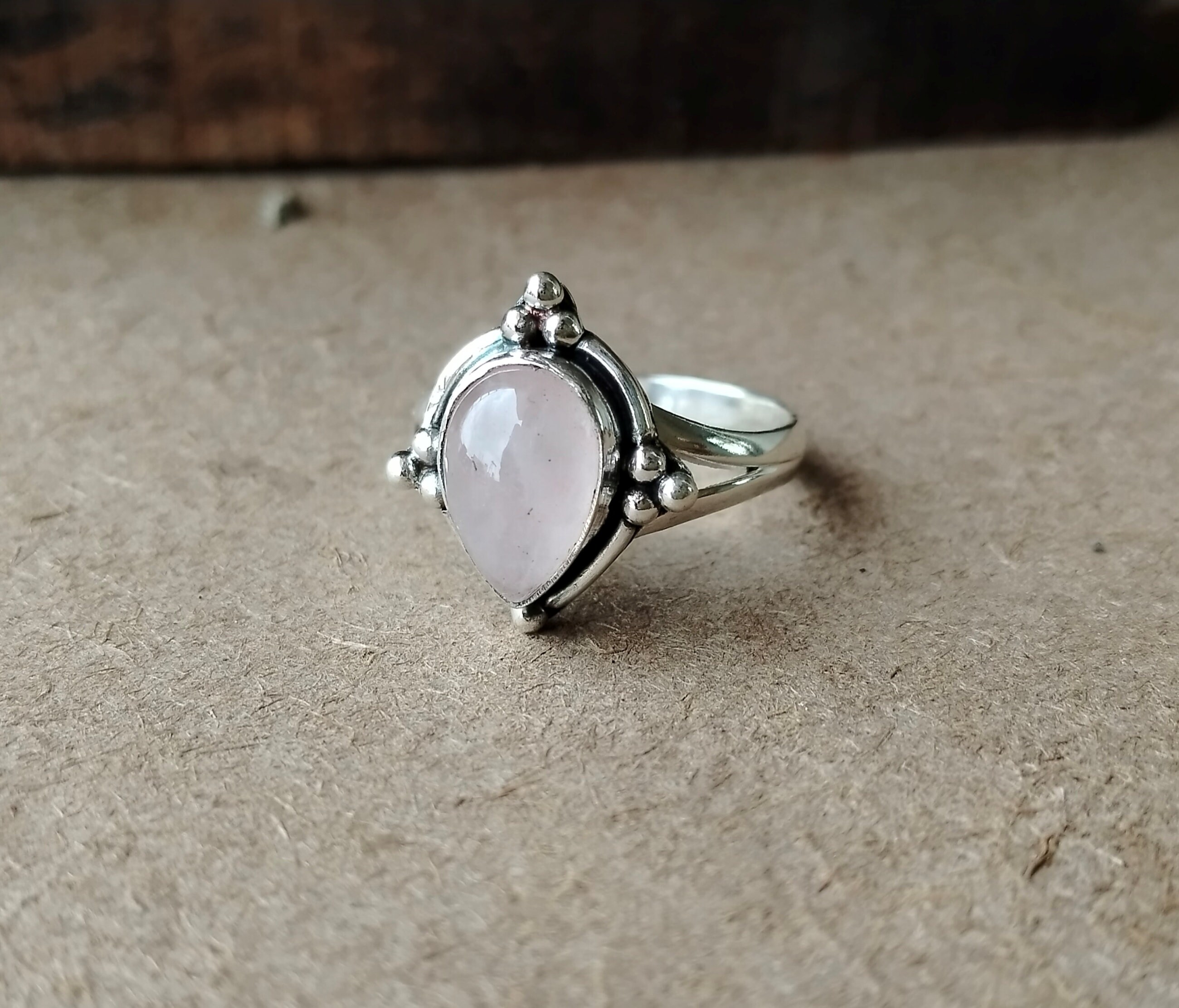 Anello da uomo in pietra di luna in argento sterling dorato semplice e Anello da uomo in pietra di luna in argento sterling dorato semplice e