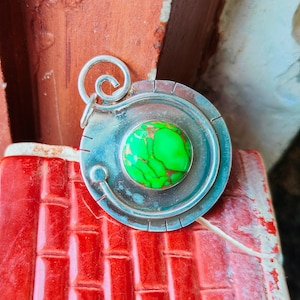 Ciondolo in turchese verde rame fatto a mano: pietra rotonda in argento sterling di design