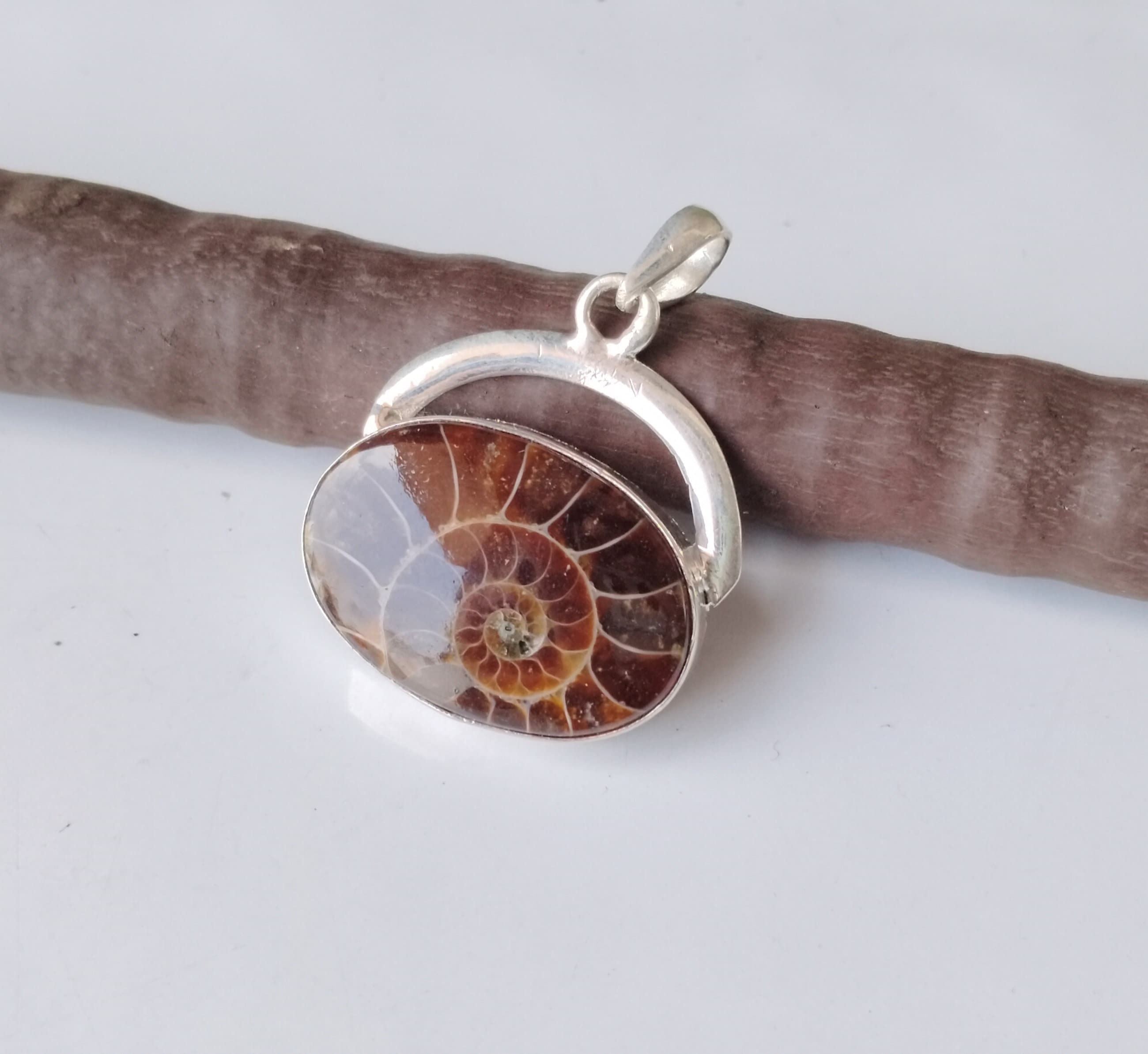 ハンドメイドスターリングシルバーアンモナイトペンダント：宝石