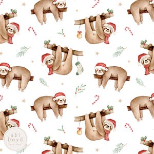 Può includere: Un motivo ripetuto con bradipi ad acquerello con cappelli di Babbo Natale e sciarpe rosse, appesi a rami marroni. Il design include bastoncini di zucchero, vischio e stelle dorate su sfondo bianco. Il testo "abi boyd designs" è in basso a sinistra.