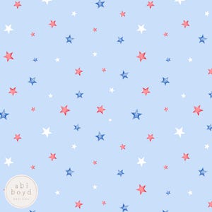 Puede incluir: Un patrón sin costuras con estrellas rojas, blancas y azules sobre un fondo azul claro. Las estrellas están pintadas con acuarela y tienen un aspecto ligeramente desgastado.