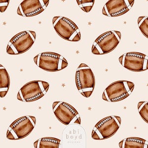 Peut inclure: Motif répétitif à l'aquarelle de ballons de football américains bruns avec des rayures et des coutures blanches, sur un fond beige clair avec de petites étoiles marron. Le motif comprend le texte "abi boyd DESIGNS".
