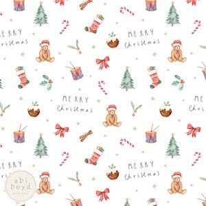 Può includere: Un motivo ripetuto con illustrazioni a tema natalizio su sfondo bianco. Il design include orsacchiotti con cappelli di Babbo Natale, alberi di Natale, calze, bastoncini di zucchero, tamburi, fiocchi e il testo "MERRY Christmas".