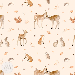 Könnte beinhalten: Ein nahtloses Muster mit Aquarell-Illustrationen von Waldtieren, darunter Rehe, Füchse, Eichhörnchen, Kaninchen, Igel und Eulen. Der Hintergrund ist in einem hellen Beige gehalten und mit verstreuten Blättern und Eicheln verziert.