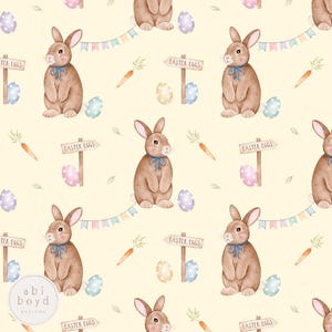 Pode incluir: Um padrão sem costura com coelhos marrons com laços azuis, ovos pastel, cenouras e bandeirinhas com o texto "Easter Eggs" em um fundo amarelo claro.