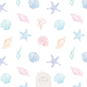 以下が含まれることがあります： 白い背景に、青、ピンク、ピーチのパステルカラーの貝殻、ヒトデ、サンゴをあしらった水彩画パターン。さまざまな貝殻の形や海洋生物の要素が含まれており、航海をテーマにしています。