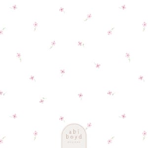 Könnte beinhalten: Weißer Hintergrund mit einem sich wiederholenden Muster aus kleinen, rosa Aquarellblumen. Jede Blume hat zarte Blütenblätter und einen dünnen grünen Stiel. Das Design ist weich und feminin, mit einer minimalistischen Ästhetik. Der Text "abi boyd DESIGNS" befindet sich unten.