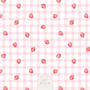 Op de afbeelding: Een herhalend patroon van aquarel aardbeien verspreid over een roze en witte ruitjesachtergrond. De aardbeien zijn rood met groene bladeren. Het ontwerp bevat de tekst "abi boyd DESIGNS".