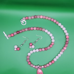 Two-piece pink jewelry set