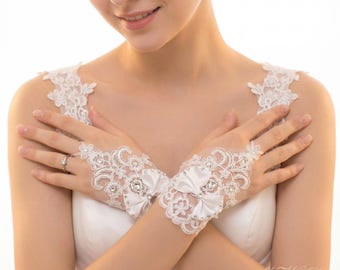 Lace Wedding Gloves for Bride, Fingerless Lace Bridal Gloves, Short White Bridal Gloves, Rhinestone Floral Gloves with Bow