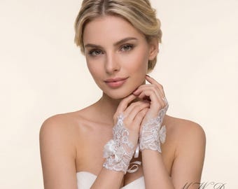 Lace Wedding Gloves for Bride, Fingerless Lace Bridal Gloves, Short White Ivory Gloves with Bow, Rhinestone Floral Lace Wedding Accessory