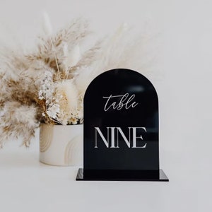 Tafelnummers, bruiloftstafelnummer, bruiloftstafeldecor, receptiebewegwijzering, acryltafelborden, elegant middelpunt