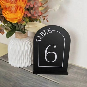 Tafelnummers, bruiloftstafelnummer, bruiloftstafeldecor, receptiebewegwijzering, acryltafelborden, elegant middelpunt
