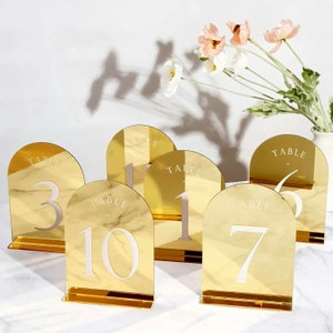 Tafelnummers, bruiloftstafelnummer, bruiloftstafeldecor, receptiebewegwijzering, acryltafelborden, elegant middelpunt