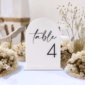 Tafelnummers, bruiloftstafelnummer, bruiloftstafeldecor, receptiebewegwijzering, acryltafelborden, elegant middelpunt