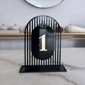 Tafelnummers, bruiloftstafelnummer, bruiloftstafeldecor, receptiebewegwijzering, acryltafelborden, elegant middelpunt