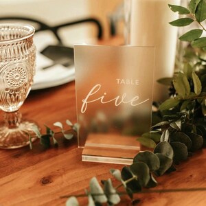 Números de mesa acrílicos, números de mesa para casamento, peça central de casamento elegante, peça central de acrílico, decoração de chá de panela