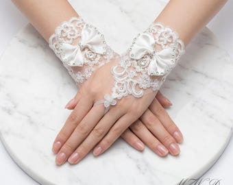 Lace Wedding Gloves for Bride, Fingerless Lace Bridal Gloves, Short White Bridal Gloves, Rhinestone Floral Gloves with Bow