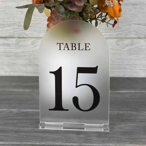 Tafelnummers, bruiloftstafelnummer, bruiloftstafeldecor, receptiebewegwijzering, acryltafelborden, elegant middelpunt