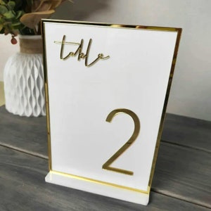 Tafelnummers, bruiloftstafelnummer, bruiloftstafeldecor, receptiebewegwijzering, acryltafelborden, elegant middelpunt