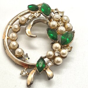 Vintage Brooth Rhinestone Pearl gold tone Brooch